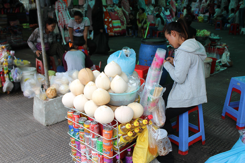 ドリンクから海産物、野菜、お菓子、果物などのほか美容室までなんでもある