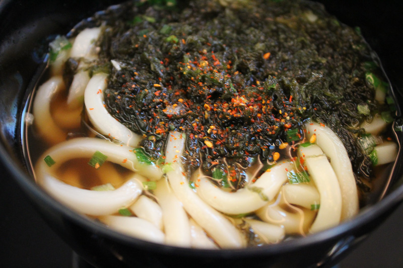 青さが上にたっぷり乗った、だしが美味しい「青さ海苔うどん」