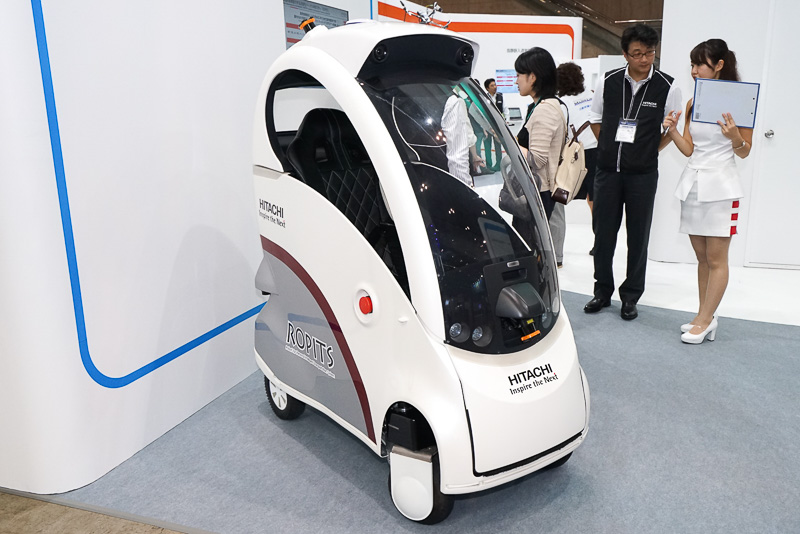 日立製作所で展示された次世代パーソナルモビリティ「ROPITS」