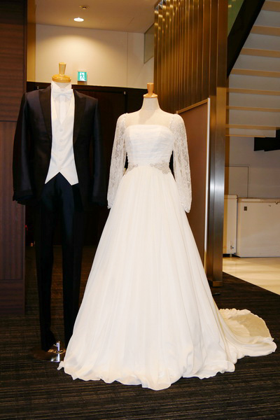 今回の会場に展示されていた衣装の例。このような、フォーマルなタキシードやドレスを着て行なうことも可能