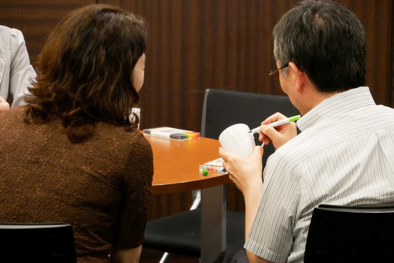 思い思いに絵や文字を描き込んで楽しむ姿が見られた