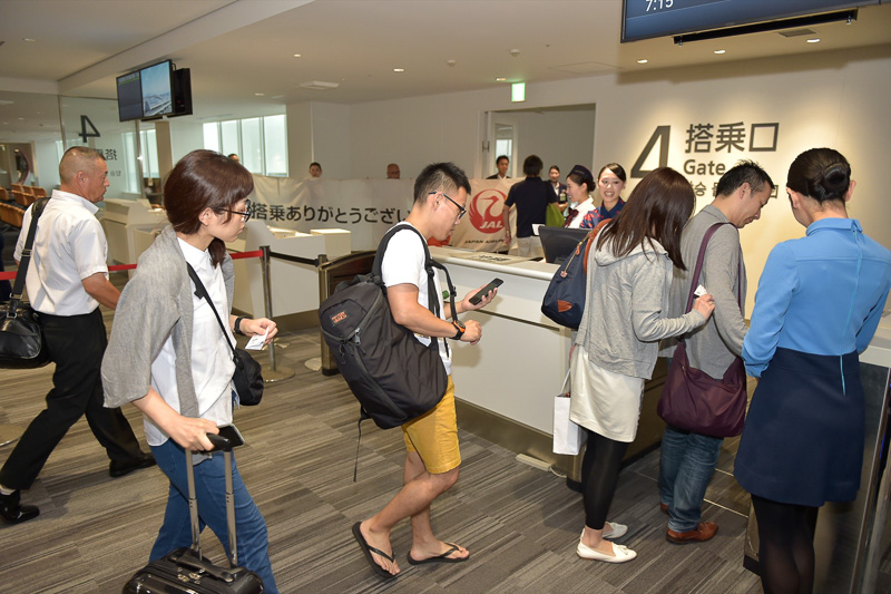 次々と、ゲートをくぐり機内へと進む搭乗客