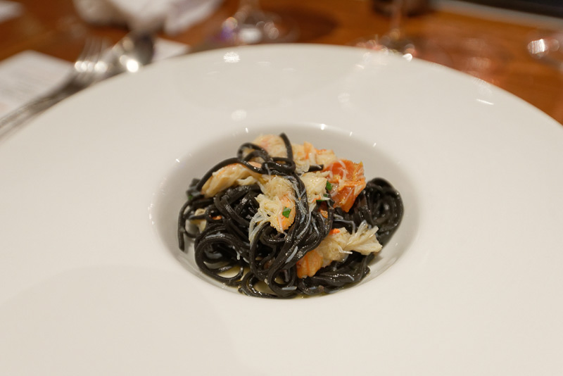 ズワイガニのマッキーアートソース イカ墨のタリオリーニ