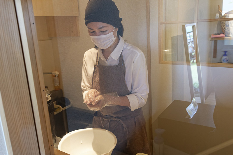 おにぎりをその場でにぎってもらい、テイクアウトできる。中身はシャケ、ごま昆布、たらこ、ししとう味噌、塩、梅、筋子の7種類あり、値段は105〜160円