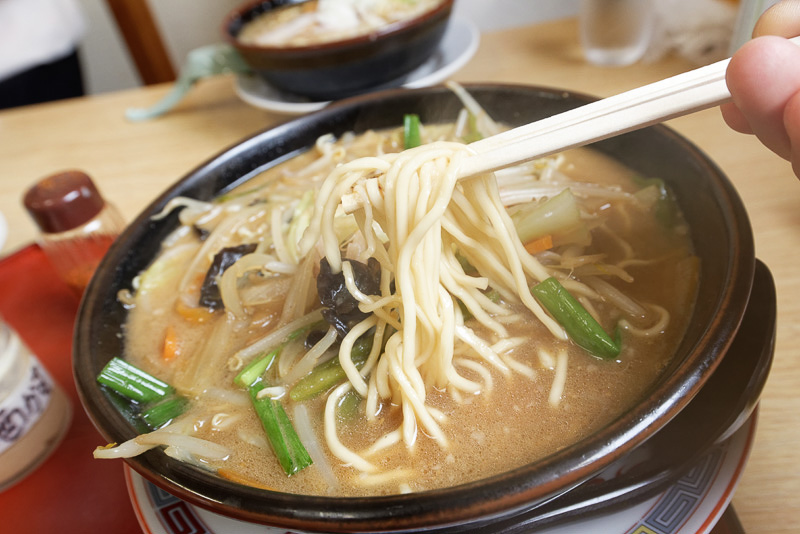 細麺の「みそ中華」。具材たっぷり