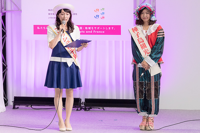 宮元詩乃さん（右）は南蛮渡来の服装