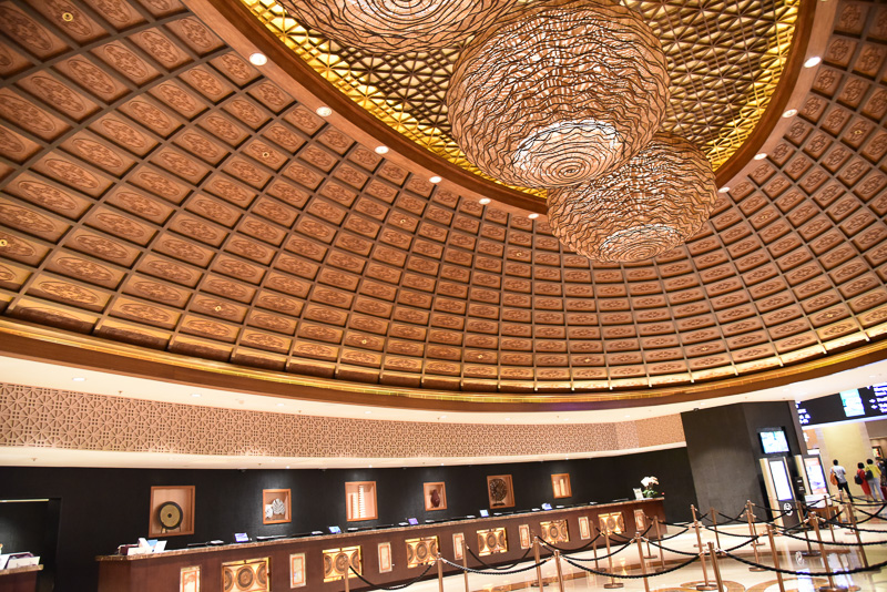 広々とした楕円形のロビー。豪華さの中にも落ち着きのあるたたずまい