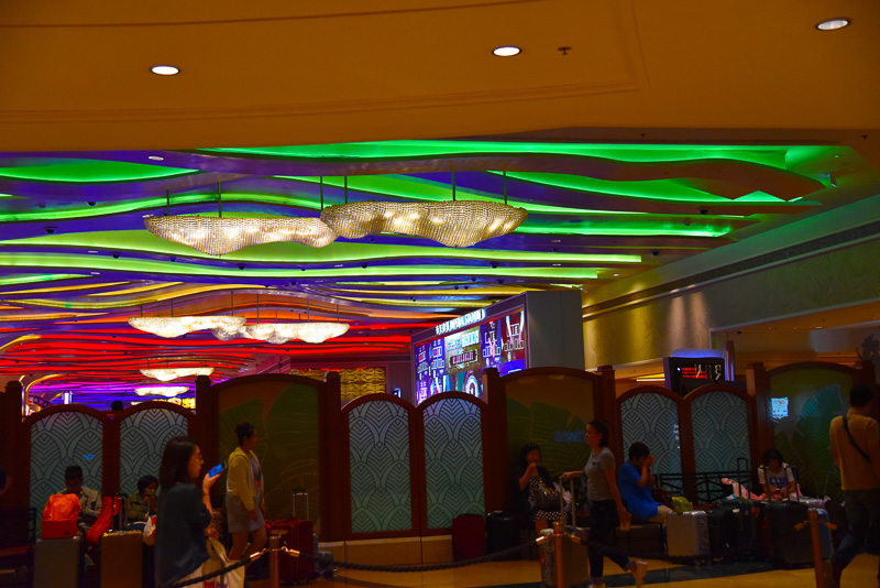 チェックインを終え、後ろを振り向くとカジノエリアが広がっている