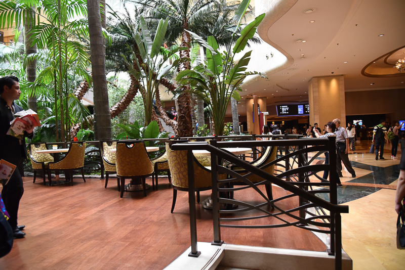 「パームズ」はロビー奥のヤシの木が生い茂るエリアにある
