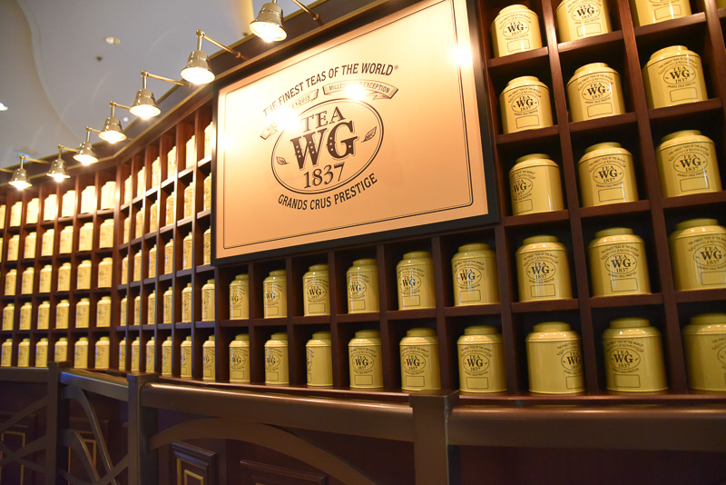 外側には「TEA WG」のロゴがずらり。カフェを抜けると「サンズ・コタイ・セントラル」のショッピングエリア「ショップス・アット・コタイセントラル」に直結