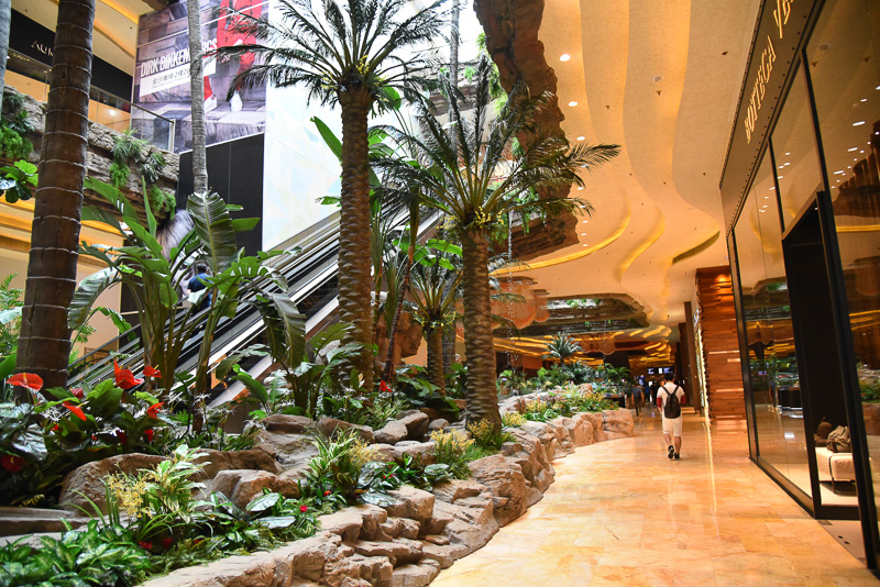 ショッピングエリア「ショップス・アット・コタイセントラル」は自然光が降り注ぐデザインで、いたるところに噴水など水を活かしたデザインが見られる