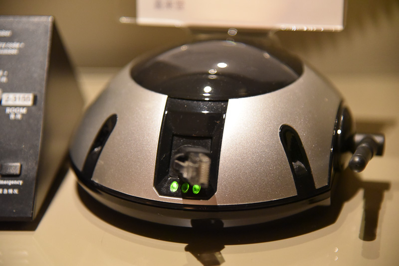 LANケーブルはこの機器から引き出して使う