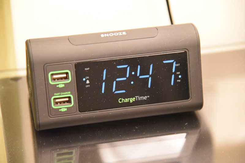 枕元の時計にもUSB電源が2口ある