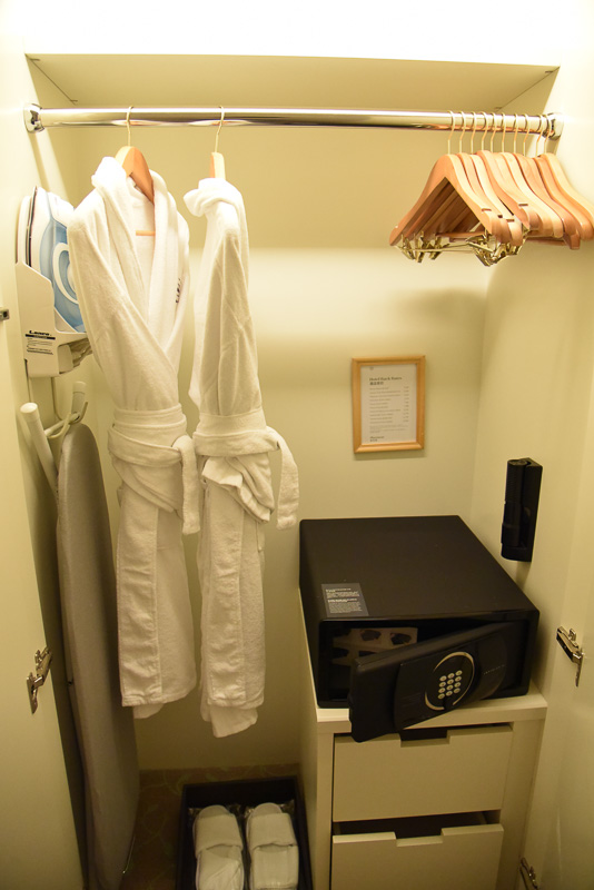 クローゼットにはバスローブやスリッパ、アイロンとアイロン台。セキュリティボックスなどを設置