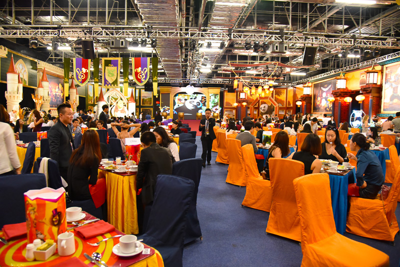 中央にはステージがあり、ショーが行なわれる