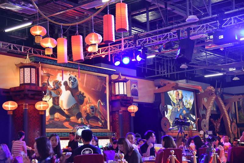 中央にはステージがあり、ショーが行なわれる