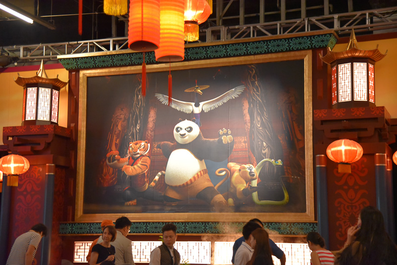 中央にはステージがあり、ショーが行なわれる