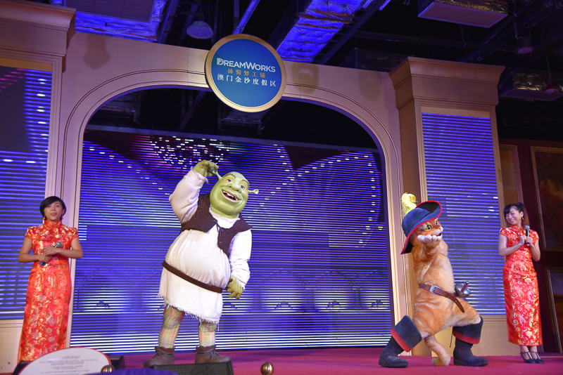 「シュレック」のシュレックや長靴を履いた猫もダンス