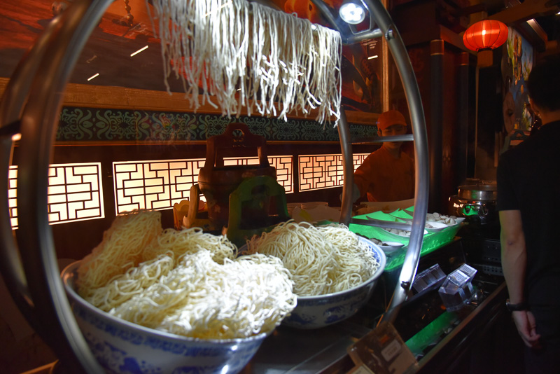 その場で麺をゆでてくれるサービスも