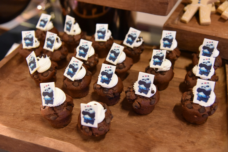 カップケーキにはポーをデコレーション