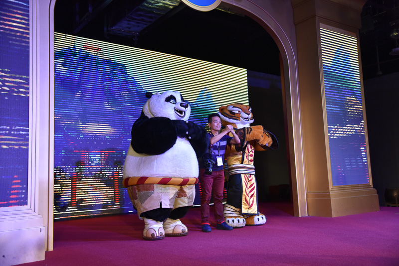 大人も積極的に撮影に参加。ステージも含めさまざまな場所でグリーティングが行なわれる