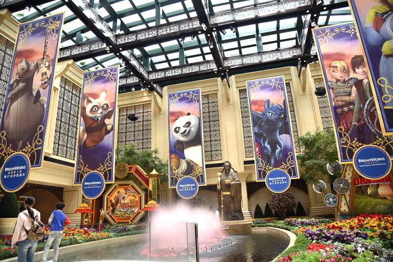 パラダイス・ガーデンにはキャラクターたちのバナーが飾られており、グリーティングも楽しめる