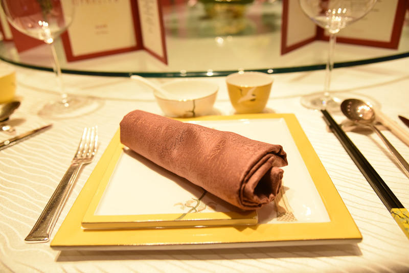 テーブルセッティングも上品。菊のお茶を飲みながら料理を待つのも楽しい