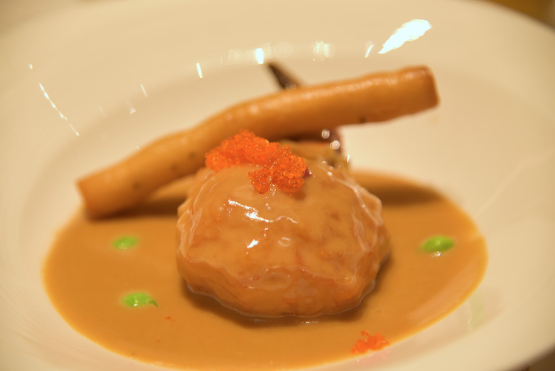 ボリューム満点のメイン。ソースをたっぷり付けて食べると至福の美味しさ