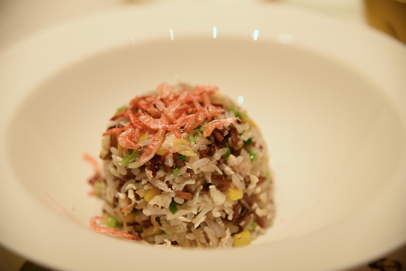 しっかりとした味付けの炒飯に蟹肉や各種食材が絡み一口で思わず笑みがこぼれる美味しさ