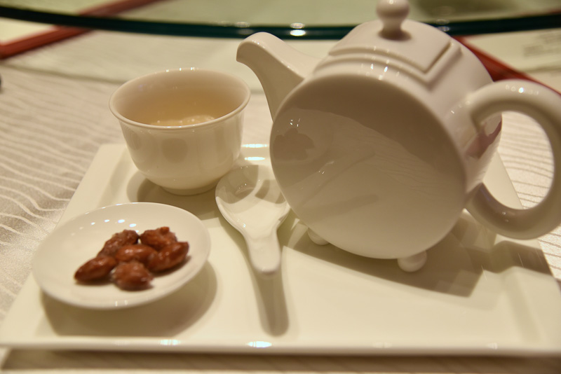 温かい杏仁味のお茶をぷるんとした食感のスイーツにかけて食べる新食感スイーツ。スイーツはシェフのオリジナル。一度食べてみる価値あり