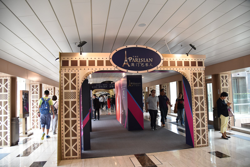 遊歩道には「ザ・パリジャン・マカオ」のオープンを祝うデコレーションが並ぶ