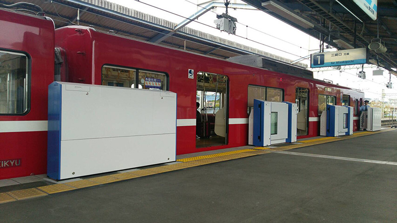 三浦海岸駅に設置された「どこでもドア」