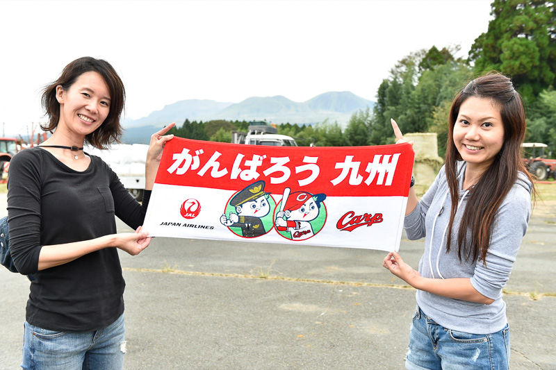 稲刈ボランティアに参加した社員に配られたスペシャルタオル。プロ野球の広島カープのイラスト入り