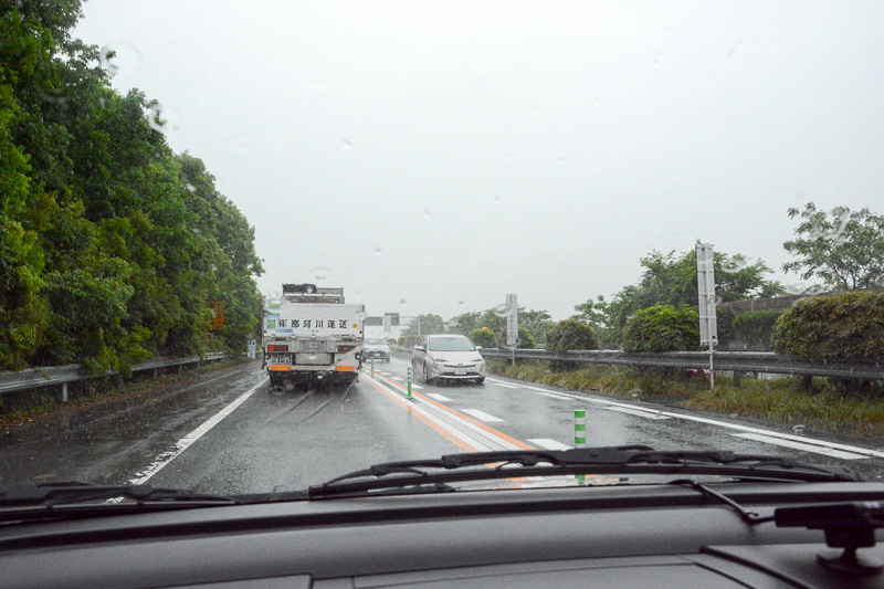 九州自動車道 益城熊本空港IC～嘉島JCT間。本来の上りの2車線を片方向1車線通行にして、下り車線の復旧工事を行なっていた（2016年5月10日撮影）