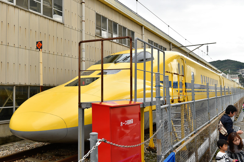 正面口を入って、南進していくと柵越しにドクターイエローが現れる