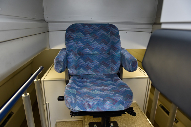 シートは肘掛け付き