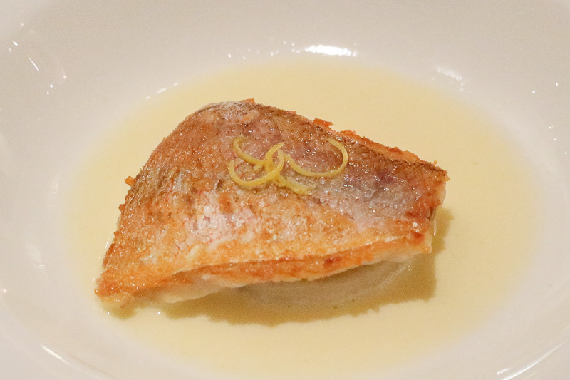 カリッと焼き上げた甘鯛と蕪のコンフィ ゆずバターソース