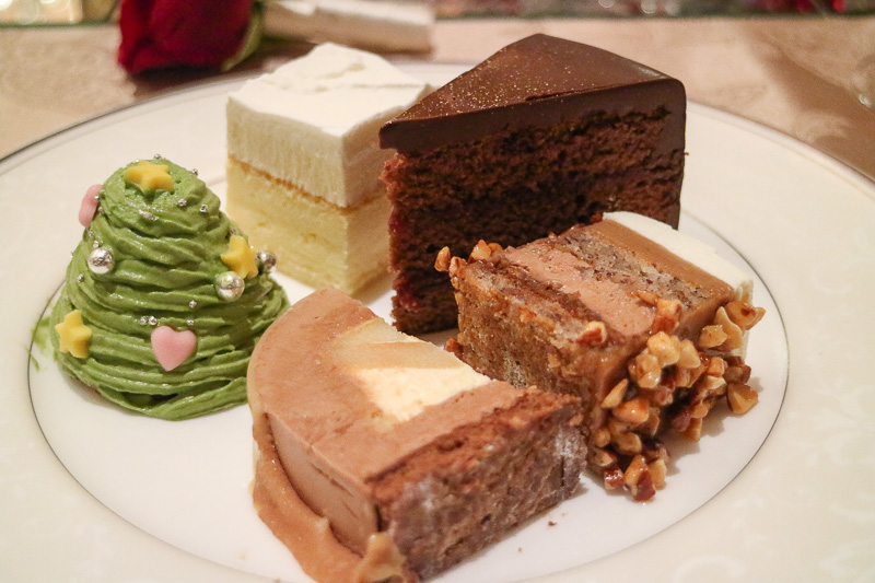 写真左の緑色のケーキは発表会用に作られたもの。その上の白いケーキが「モンターニュ ネージュ」、そこから時計回りに「ラズベリー ショコラ」「ノアゼット ラクテ」「ブッシュ ド ノエル」