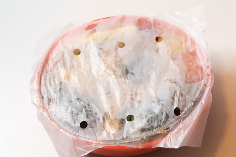 フタを開けると、具が動かないように薄い紙が貼ってある