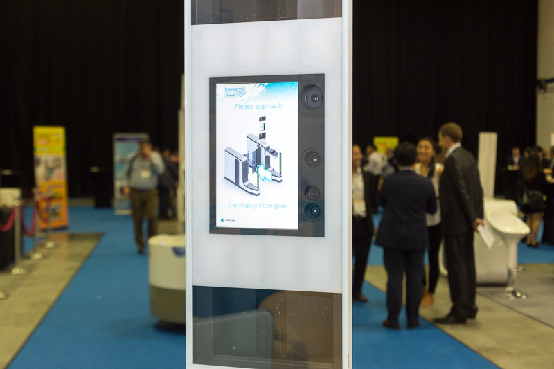 Vision-Boxが提供するチェックイン機（写真左）と自動ゲート（写真右）。カメラや指紋リーダーといった生体認証センサーを備える。Happy Flowではカメラのみを使い、顔認証で手続きを簡略化する