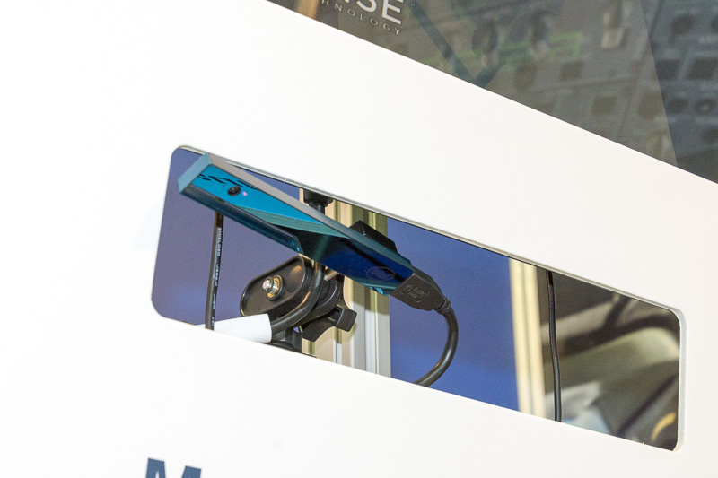 カメラは深度センサーなどを持たない普通のカメラで、画像解析だけで判定しているという