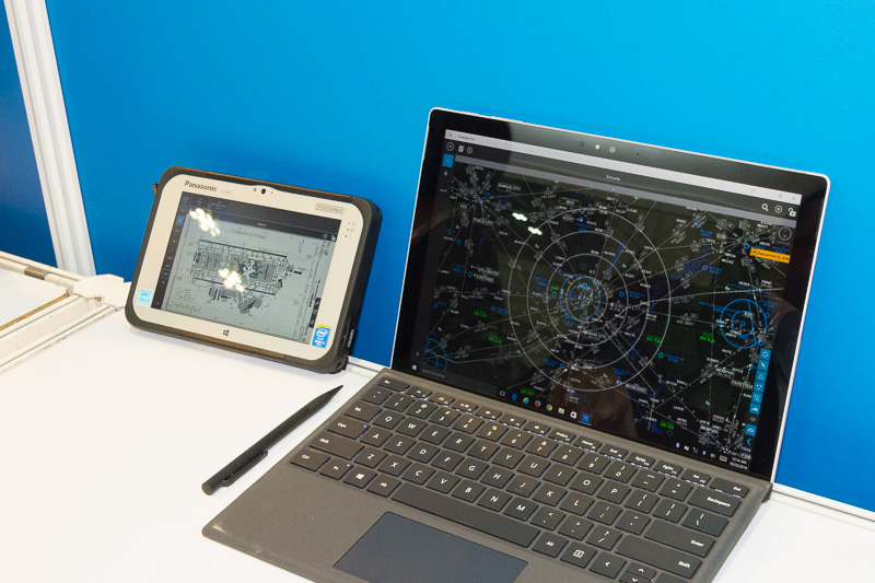 運航乗務員向けのEFB（Electronic Flight Bag）も展示