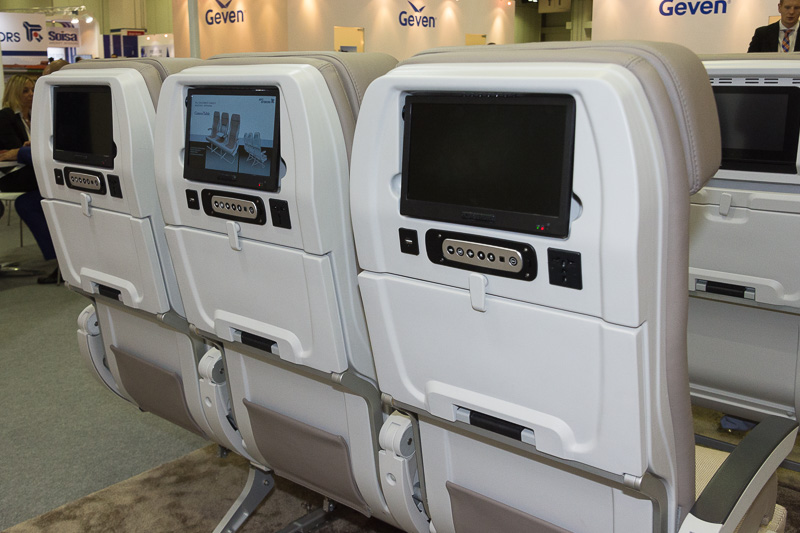 シートモニターを装着可能なデザインのエコノミークラスシート