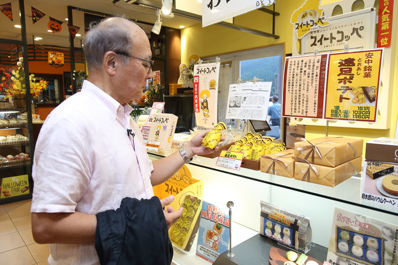 食後のデザートに、みたらし団子に餡がかかった「醤油みたらしソフト」をいただいた。冷たいソフトクリームと醤油ベースの餡が絶妙。横川SAの所在地である安中市は「マラソン発祥の地」だそうで、「遠足ポテト（とおあしポテト）」をお土産に購入した。上品な味のスイートポテトで、こちらも美味