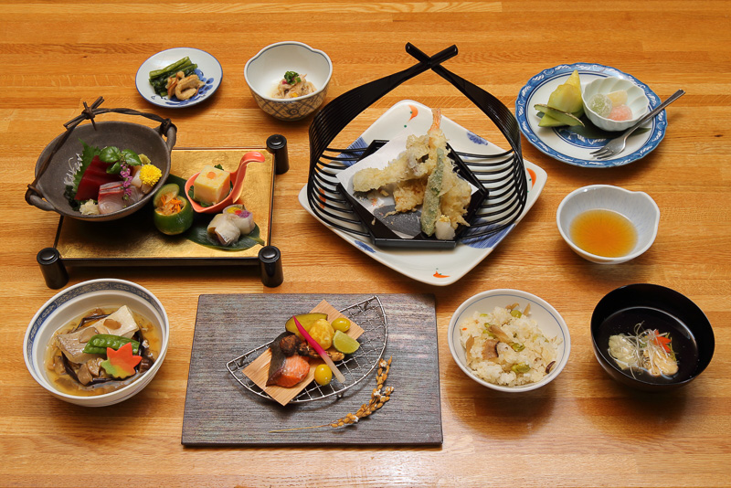 万座プリンスホテル 日本料理「和食堂 松風」の料理長オススメコース「神無月」。先付けの栗豆腐・秋刀魚南蛮漬・砧巻き、お造り、焼物では群馬県名産のギンヒカリ（ニジマス）、甘鯛の煮物に老神産舞茸の揚げ物と、上州の恵みを心ゆくまで堪能した