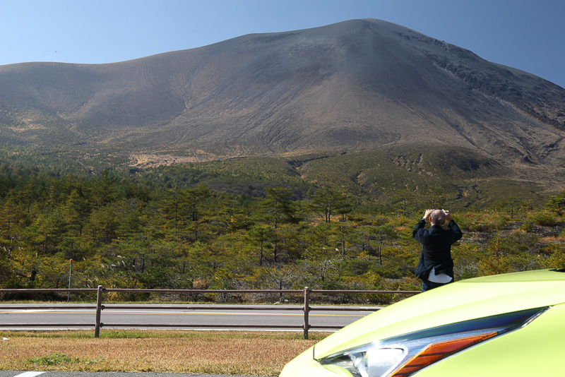 雄大な浅間山に感動、思わずクルマを止めて記念写真。長野県の軽井沢と群馬県の嬬恋村を結ぶ鬼押・万座ハイウェー（自動車専用道路）は、四季を通して折々の美しい景色が楽しめる