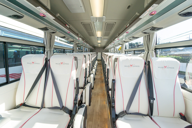 WILLER EXPRESS 成田シャトルの室内。4列シート