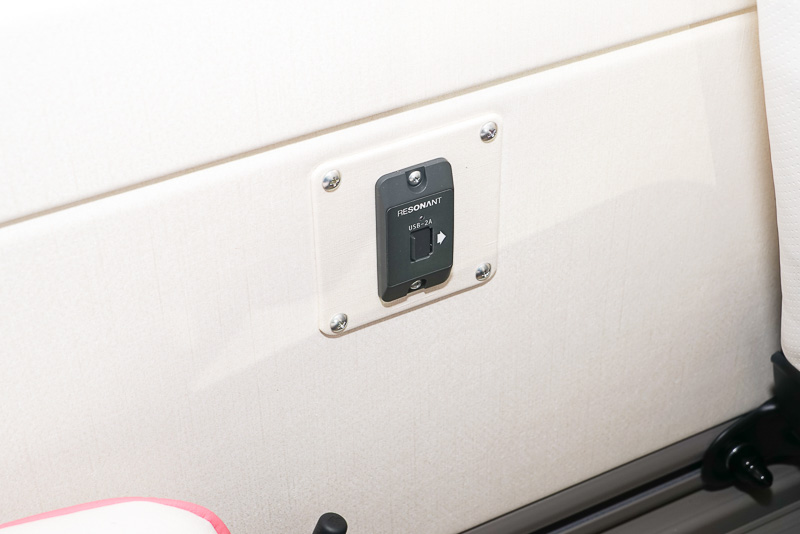 窓側座席用のUSB充電ポート