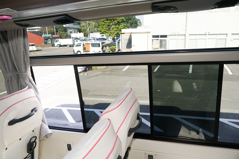 窓は引き違い窓で開けることができる。WILLER EXPRESSの車両では初採用とのこと