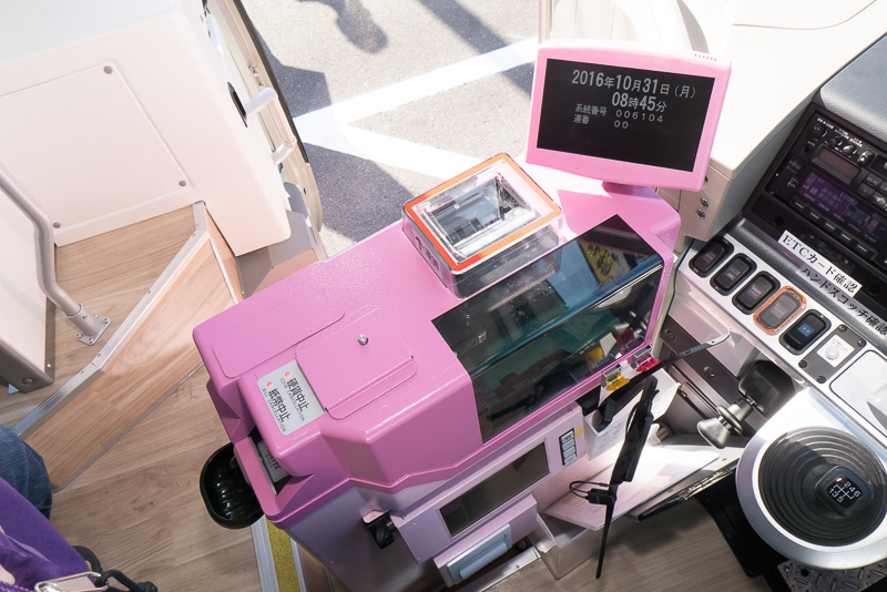 運賃箱が装備されている。ネット支払いをしていない場合には、これで運賃を支払う。交通系ICカードは使用不可